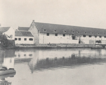 Kompleks Gudang Barat (Westzjidsche Pakhuizen) dari sisi arah Bastion Vierkant (Kanal)_F.D.Haan (1922)